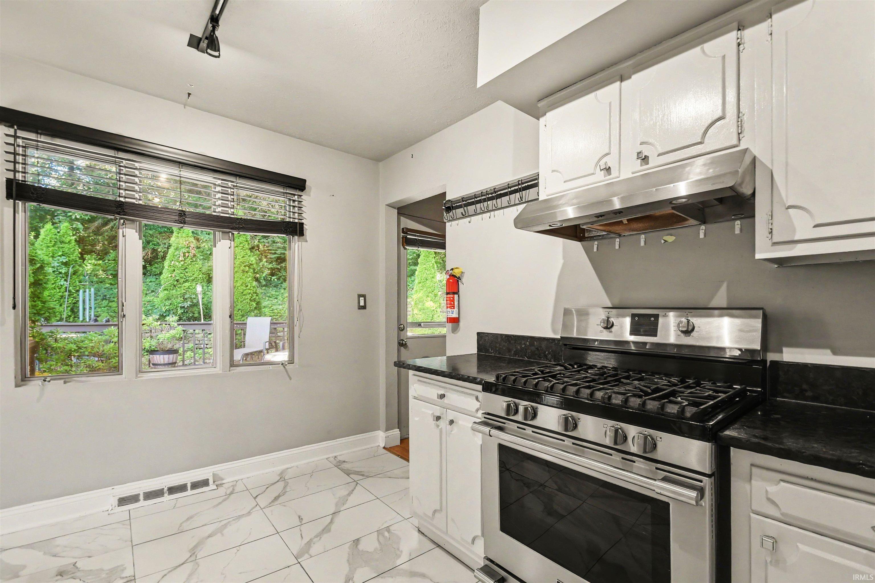 1824 Peachtree Lane South Bend IN 46617