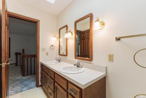 1704 N Thorn Tree Road Muncie IN 47304