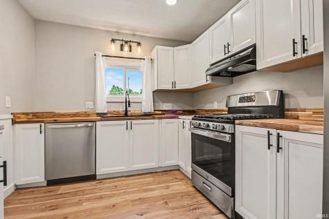 104 E Prairie Street Leesburg IN 46538