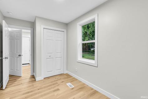 2422 Kenwood Avenue South Bend IN 46628