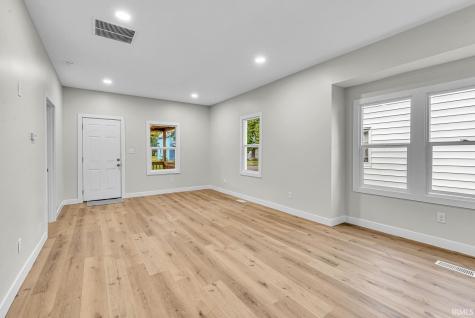 2422 Kenwood Avenue South Bend IN 46628