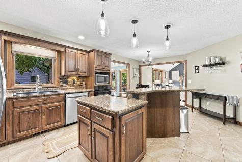 1817 Woodland Lake Pass Fort Wayne IN 46825