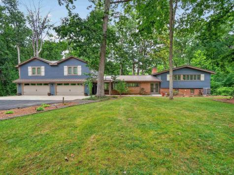 1535 Wood Moor Drive Fort Wayne IN 46804
