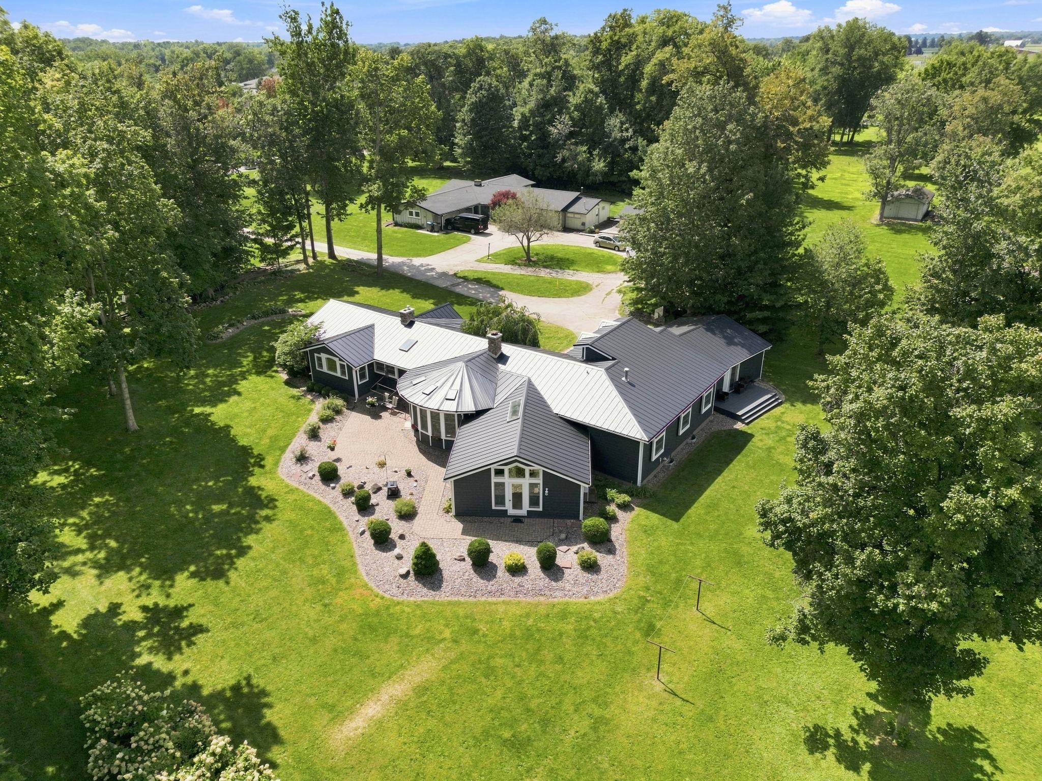 458 E Woodview Drive Nappanee IN 46550
