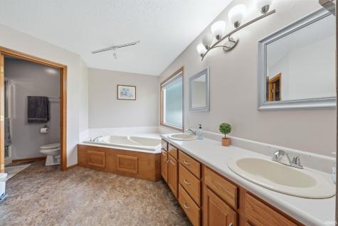 2204 Cedarwood Way Fort Wayne IN 46804