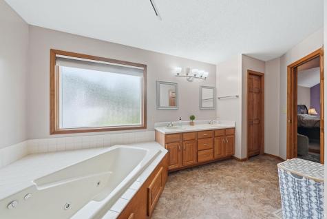 2204 Cedarwood Way Fort Wayne IN 46804