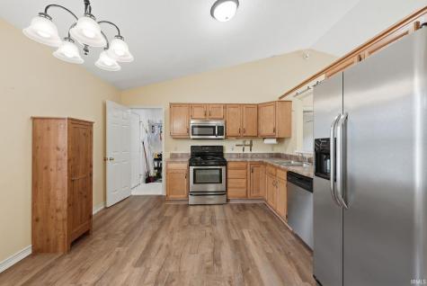 8303 Maple Valley Fort Wayne IN 46835