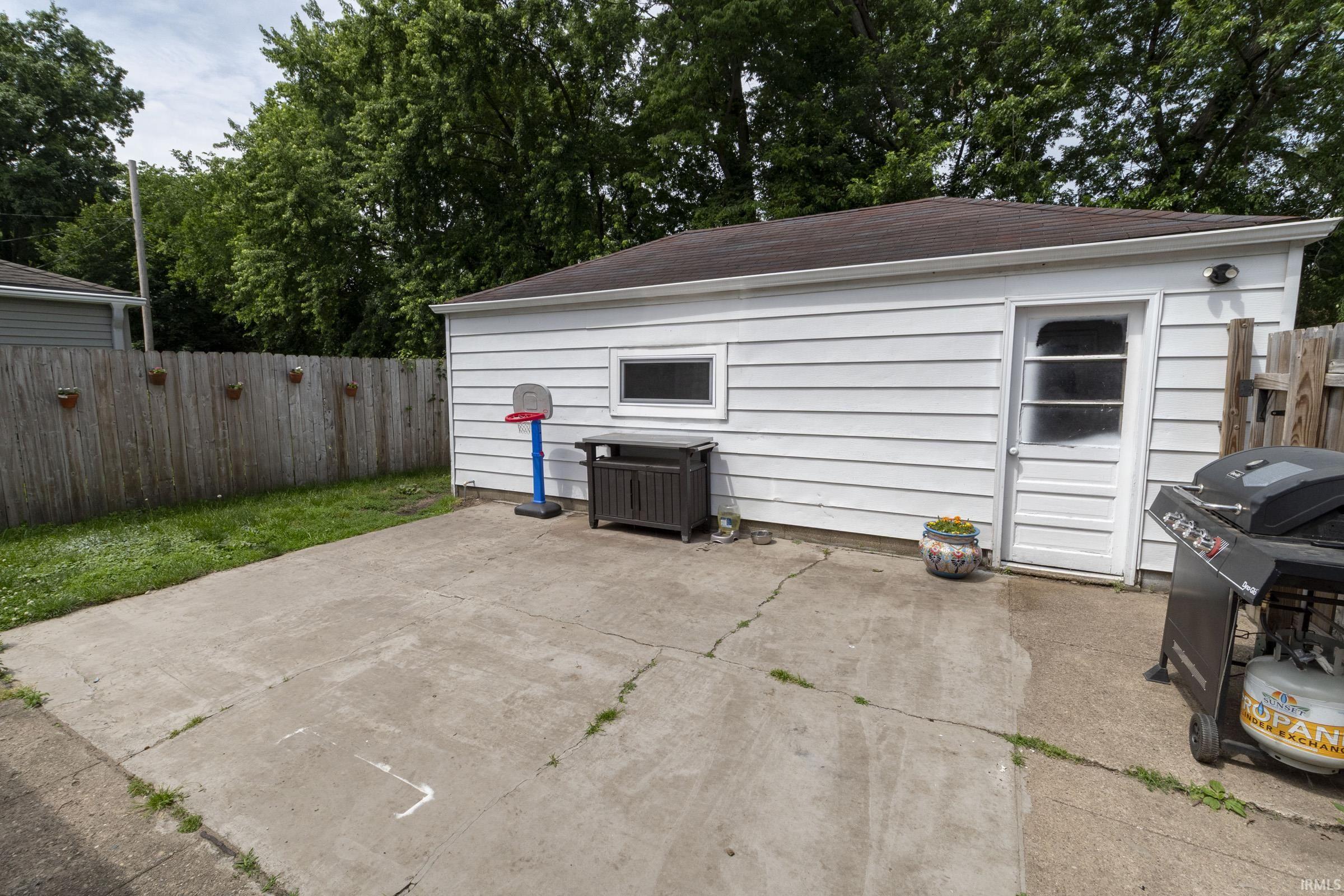 2527 Sampson Street South Bend IN 46614