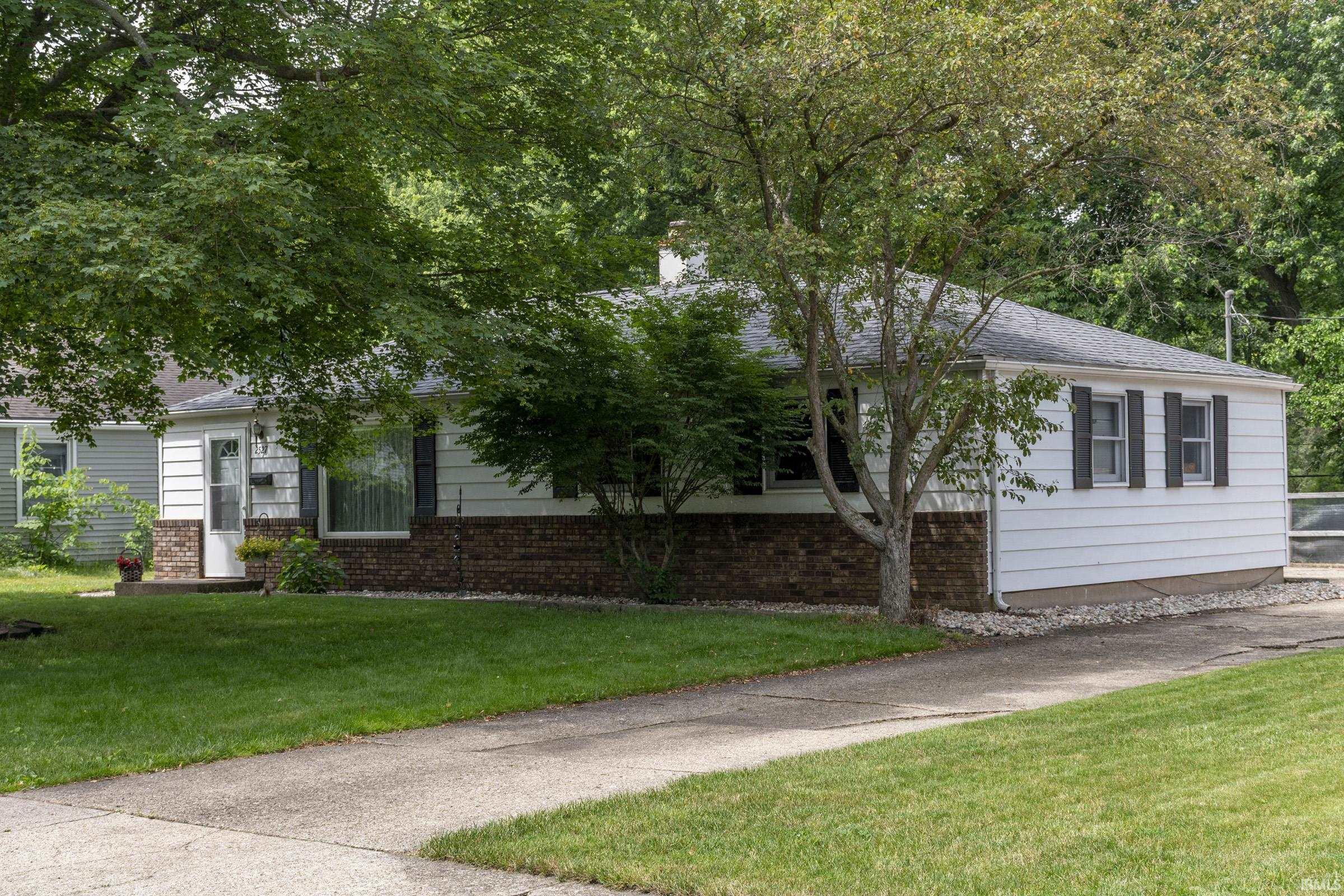 2527 Sampson Street South Bend IN 46614
