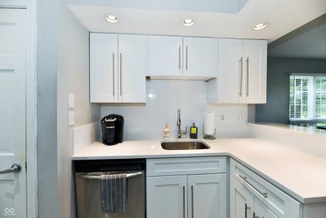 7854 Harbour Isle Indianapolis IN 46240