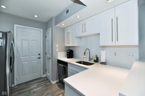 7854 Harbour Isle Indianapolis IN 46240