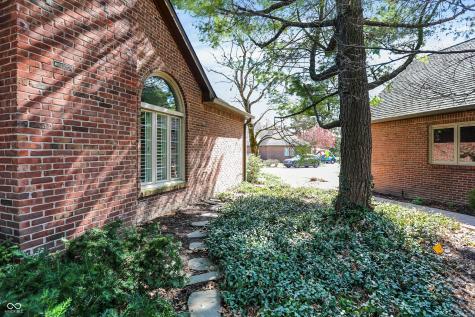 2048 Oldfields Circle N Drive Indianapolis IN 46228