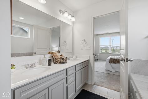 15317 Eastpark Circle W Fishers IN 46037