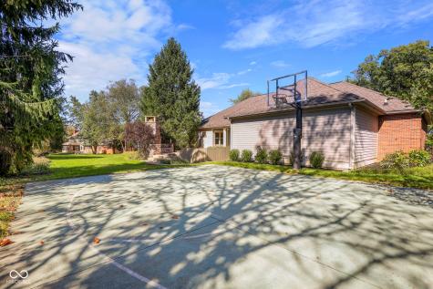 1354 Blackhawk Drive Columbus IN 47201
