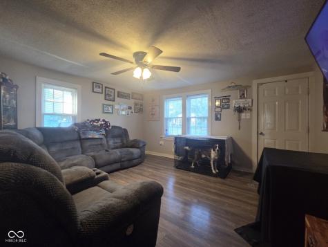 528 Della Road Columbus IN 47203