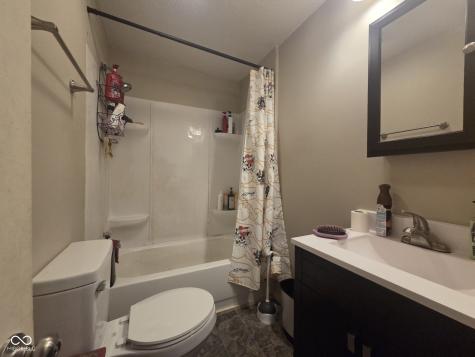 528 Della Road Columbus IN 47203