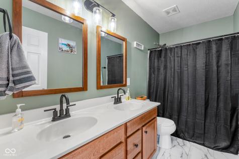 5571 W Woodhaven Drive Mccordsville IN 46055