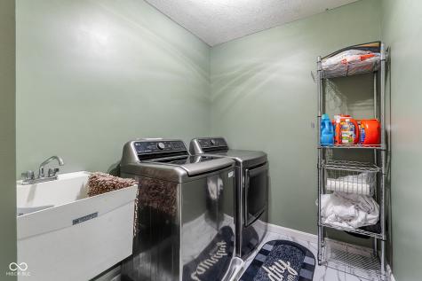 5571 W Woodhaven Drive Mccordsville IN 46055