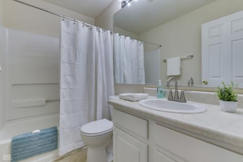 8121 Whitview Drive Indianapolis IN 46237