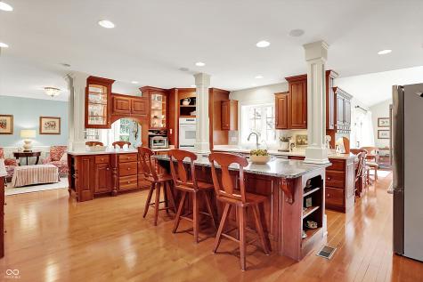 915 Williamsburg Lane Zionsville IN 46077