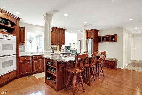 915 Williamsburg Lane Zionsville IN 46077