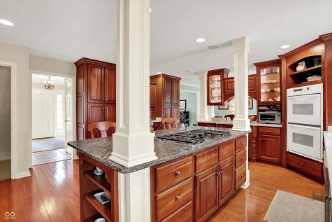 915 Williamsburg Lane Zionsville IN 46077