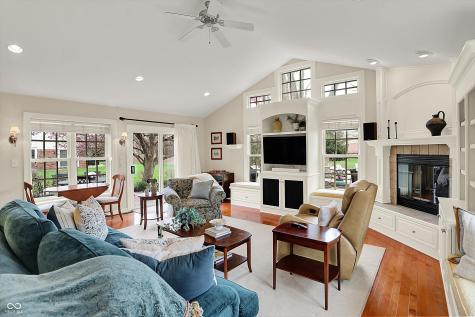 915 Williamsburg Lane Zionsville IN 46077