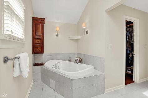 915 Williamsburg Lane Zionsville IN 46077