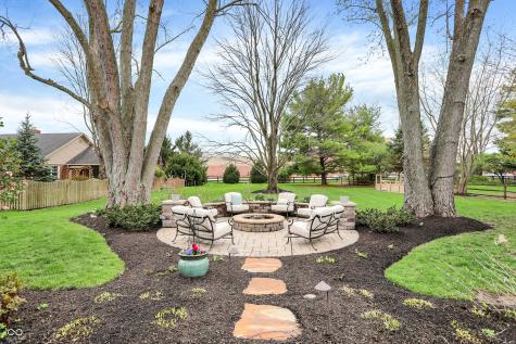 915 Williamsburg Lane Zionsville IN 46077