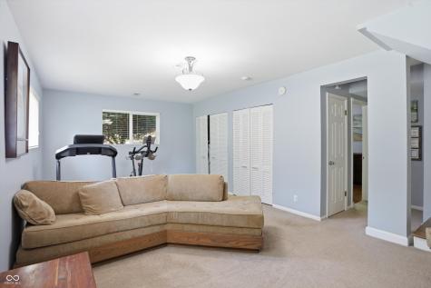 562 Holliday Lane Indianapolis IN 46260