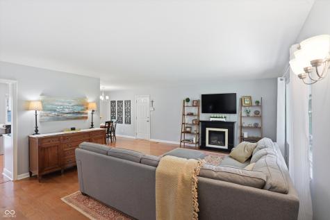 562 Holliday Lane Indianapolis IN 46260