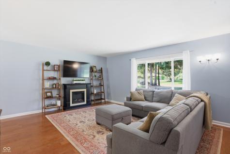 562 Holliday Lane Indianapolis IN 46260