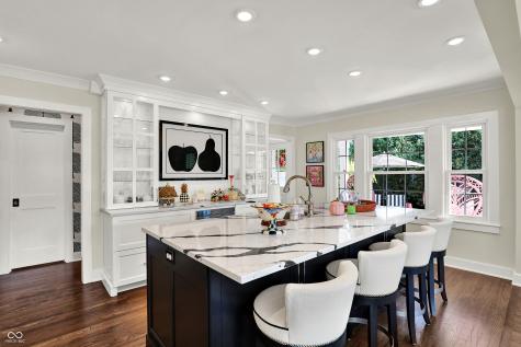 285 N Main Street Zionsville IN 46077
