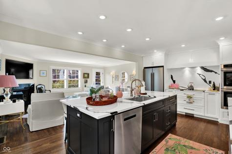 285 N Main Street Zionsville IN 46077