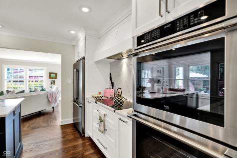 285 N Main Street Zionsville IN 46077