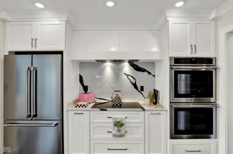 285 N Main Street Zionsville IN 46077