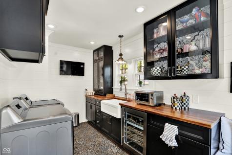 285 N Main Street Zionsville IN 46077