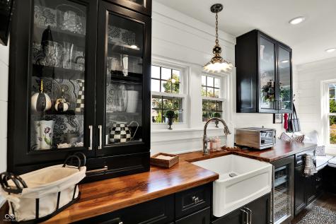 285 N Main Street Zionsville IN 46077