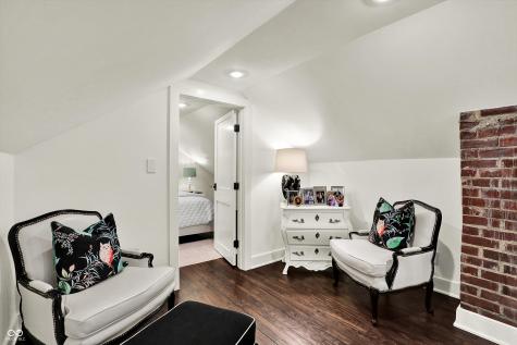 285 N Main Street Zionsville IN 46077