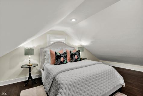 285 N Main Street Zionsville IN 46077