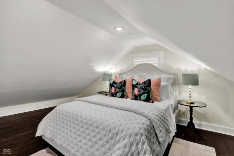 285 N Main Street Zionsville IN 46077