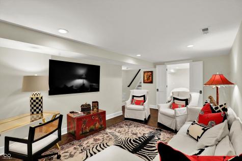 285 N Main Street Zionsville IN 46077