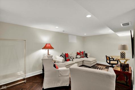 285 N Main Street Zionsville IN 46077