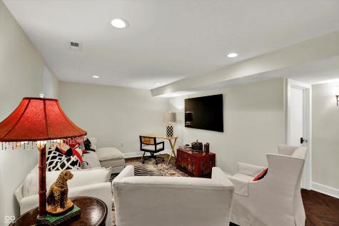 285 N Main Street Zionsville IN 46077