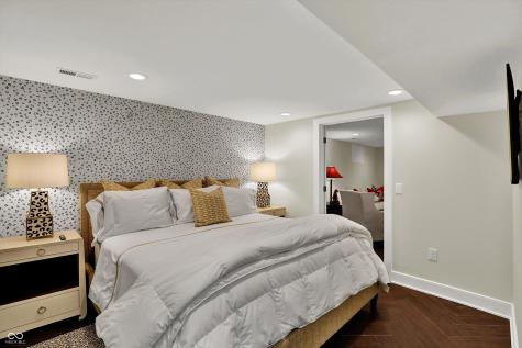285 N Main Street Zionsville IN 46077