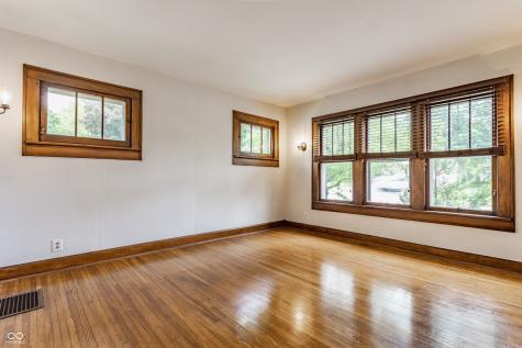 595 W Poplar Street Zionsville IN 46077
