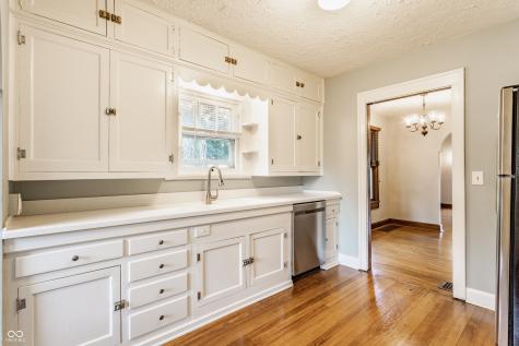 595 W Poplar Street Zionsville IN 46077