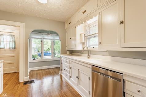 595 W Poplar Street Zionsville IN 46077