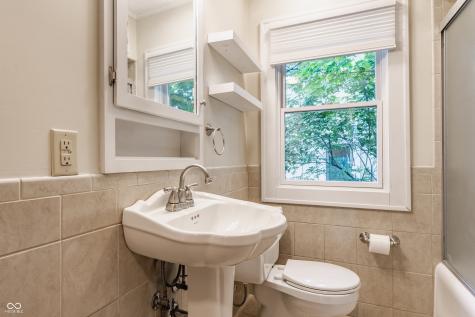 595 W Poplar Street Zionsville IN 46077