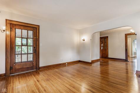 595 W Poplar Street Zionsville IN 46077